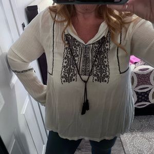 Sonoma white peasant style blouse with black embroidery